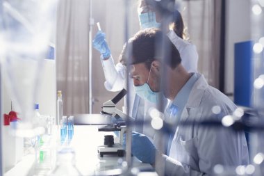 Tıp bilimi laboratuvarı. Coperid-19 koronavirüse karşı bakteri araştırması kavramı