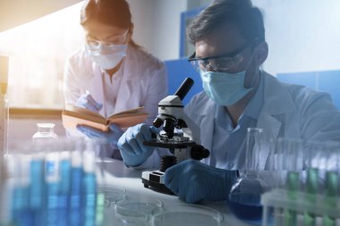 Tıp bilimi laboratuvarı. Coperid-19 koronavirüse karşı bakteri araştırması kavramı