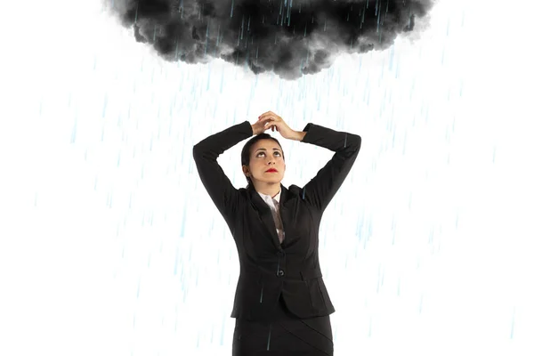 Нещаслива бізнес-леді з чорною хмарою, повна дощу над головою — стокове фото
