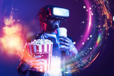 VR gözlüklü bir adam sanal bir video oyunu oynuyor