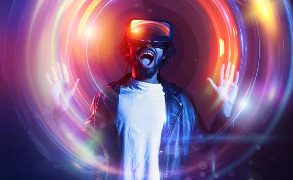 Man med VR glasögon spela med en virtuell videospel — Stockfoto