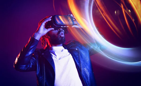 Człowiek w okularach VR gra wirtualną grą wideo — Zdjęcie stockowe