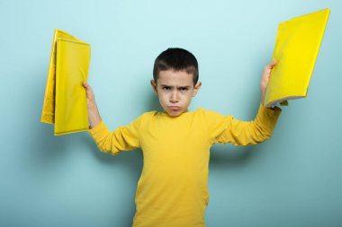 Çocuk çok fazla ödev yüzünden mutsuz ve kızgın. cyan arkaplan