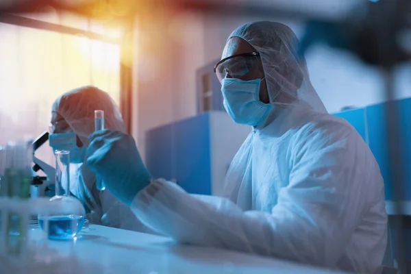 Laboratório de Ciências Médicas. Conceito de pesquisa de bactérias contra o coronavírus covid-19 — Fotografia de Stock