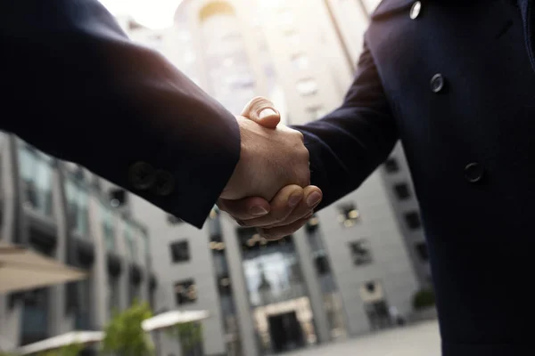 Podejte si ruce s obchodníkem v kanceláři. koncepce týmové práce a partnerství. — Stock fotografie
