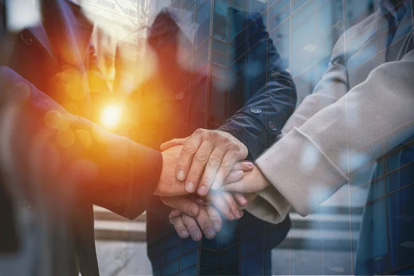Οι επιχειρηματίες ενώνουν τα χέρια τους. Έννοια της ομαδικής εργασίας και της συνεργασίας — Φωτογραφία Αρχείου