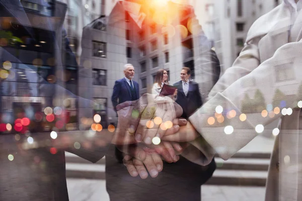 Gente de negocios poniendo sus manos juntas. Concepto de trabajo en equipo y asociación —  Fotos de Stock