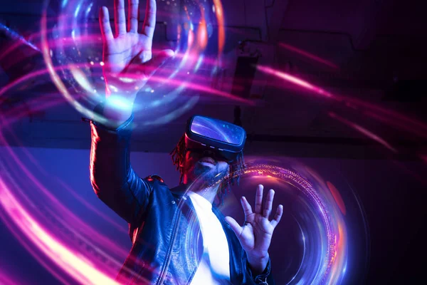 Człowiek w okularach VR gra wirtualną grą wideo. — Zdjęcie stockowe