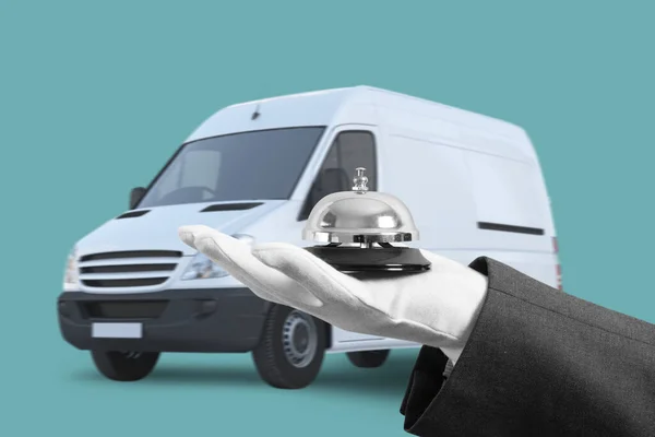 Servitör med klocka i hand van. Begreppet förstklassig service i din transport. — Stockfoto