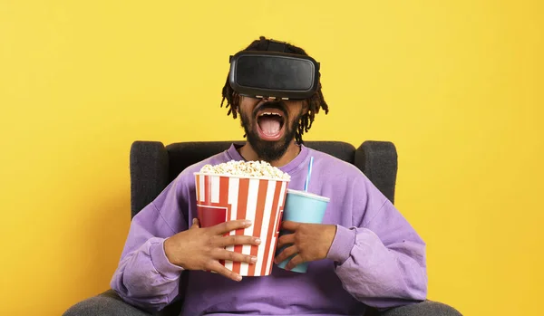 Człowiek w okularach VR gra wirtualną grą wideo — Zdjęcie stockowe