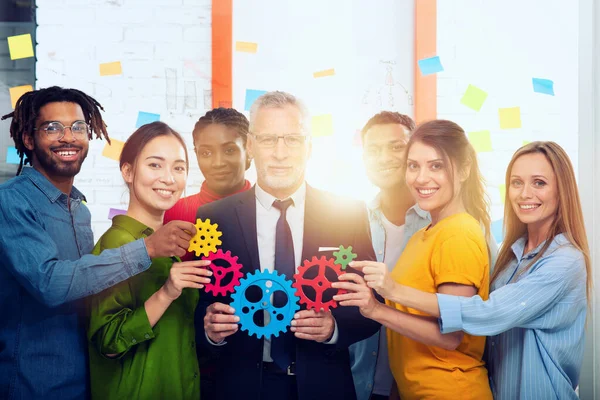 Equipe de negócios conectar peças de engrenagens. Conceito de trabalho em equipe, parceria e integração — Fotografia de Stock