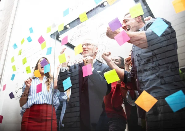 Una squadra di persone felici lavora insieme. concetto di lavoro di squadra, partenariato e successo — Foto Stock