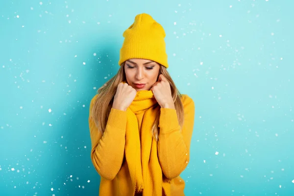 겨울에는 여자들이 스카프와 모자로 따뜻하게 지낸다. 키안의 배경 — 스톡 사진