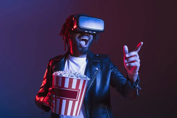 Mężczyzna w okularach VR i popcornie ogląda film 3D — Zdjęcie stockowe
