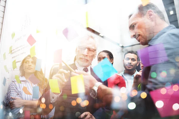 El equipo de gente feliz trabaja juntos. concepto de trabajo en equipo, asociación y éxito —  Fotos de Stock