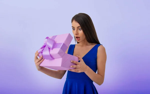 La mujer está sorprendida porque recibió un buen regalo. — Foto de Stock