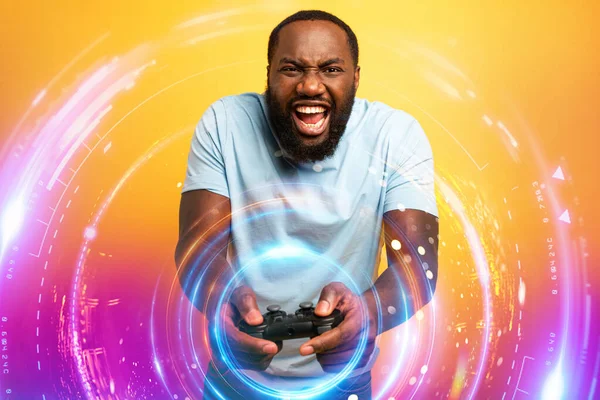 Happy man speelt met een videogame op rode achtergrond — Stockfoto