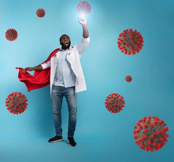 Médecin agit comme un super-héros pour lutter contre la pandémie de coronavirus covid19. Fond bleu — Photo