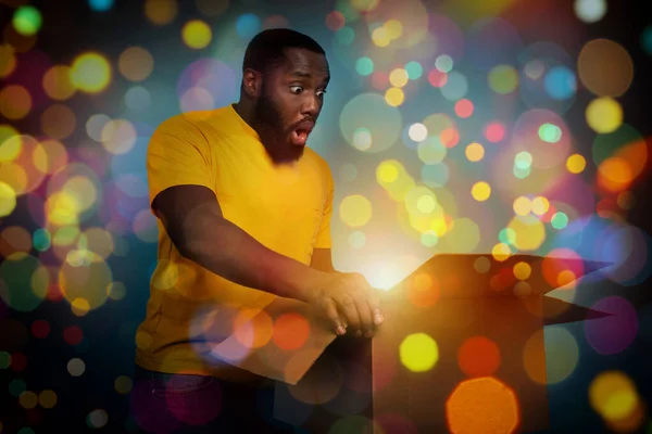 Surprised man receives Christmas gift. happy and surprised expression. — Stock Photo, Image