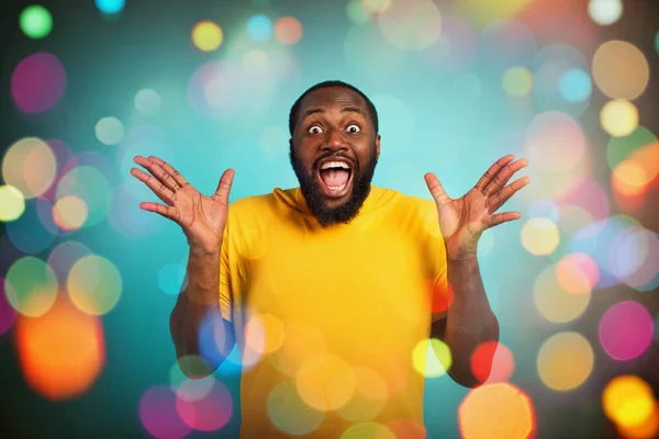 O homem está surpreso e animado com o Natal. fundo ciano — Fotografia de Stock