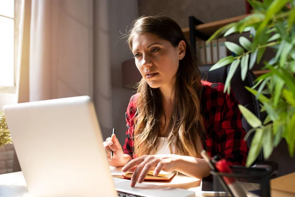 A nő otthon dolgozik a laptoppal. az intelligens munka fogalma — Stock Fotó