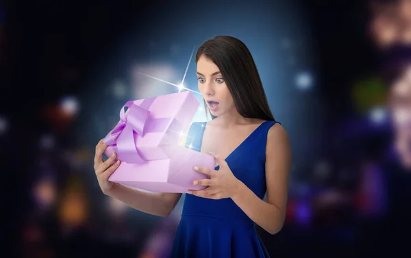 La mujer está sorprendida porque recibió un buen regalo. — Foto de Stock