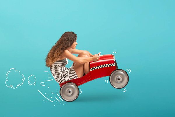 Безрассудная девушка едет очень быстро.