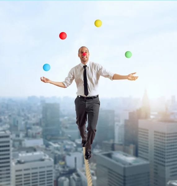 Orolig man i balans gå på ett rep overand agerar som en jonglör — Stockfoto