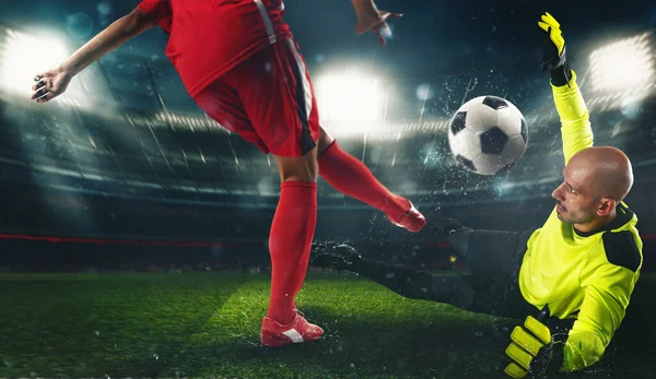 サッカーのゴールキーパー、蛍光ユニフォームで、赤のユニフォームの攻撃者に対抗する — ストック写真