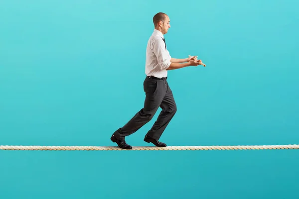 Hombre preocupado en equilibrio caminando sobre una cuerda —  Fotos de Stock