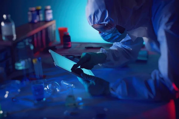 Homme avec tablette dans un laboratoire de sciences médicales. Concept de recherche sur les virus et les bactéries — Photo