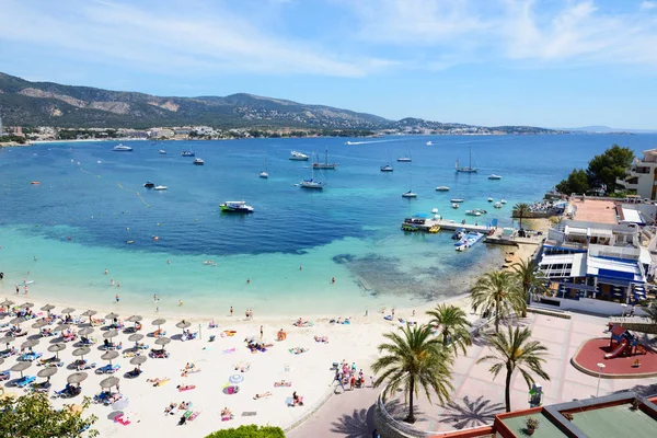 Toeristen Enjoiying Hun Vakantie Het Strand Mallorca Spanje — Stockfoto