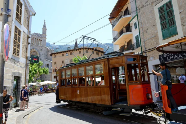 Mallorca Spagna Giugno Tram Sulla Strada Della Città Soller Turisti — Foto Stock