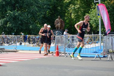 Bila Tserkva, Ukrayna - 15 Temmuz: Sporcular Uluslararası triatlon Yarışması - Bila Tserkva Kupası şehir ve 15 Temmuz 2018 yılında Bila Tserkva, Ukrayna Ukrayna Kupası turnuvası sırasında bileşenini çalıştıran rekabet.