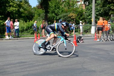 Bila Tserkva, Ukrayna - 15 Temmuz: Atlet rekabet bisiklet bileşeninde Uluslararası triatlon Yarışması - Bila Tserkva Kupası şehir ve 15 Temmuz 2018 yılında Bila Tserkva, Ukrayna Ukrayna Kupası turnuvası sırasında.