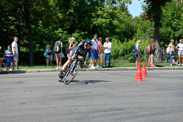 Bila Tserkva, Ukrayna - 15 Temmuz: Atlet rekabet bisiklet bileşeninde Uluslararası triatlon Yarışması - Bila Tserkva Kupası şehir ve 15 Temmuz 2018 yılında Bila Tserkva, Ukrayna Ukrayna Kupası turnuvası sırasında.