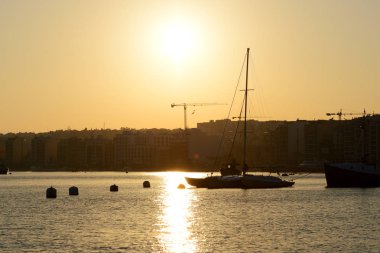 Günbatımı, Sliema, Malta Valletta ve yelken yatta görünümü