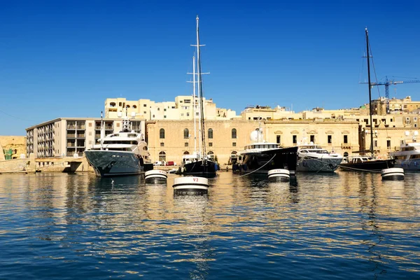 Θέα Στο Vittoriosa Και Σύγχρονα Σκάφη Στο Ηλιοβασίλεμα Μάλτα — Φωτογραφία Αρχείου