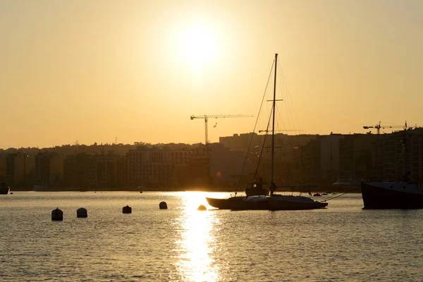 Günbatımı, Sliema, Malta Valletta ve yelken yatta görünümü