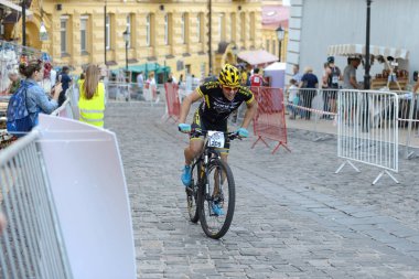 Kiev, Ukrayna - 22 Eylül: Yarışçılar Red Bull Hill Chasers üzerinde 22 Eylül 2018 Kiev, Ukrayna bulunmaktadır. Bu yokuş yukarı bisiklet sprint yarışı var. Kiev Andriyivskyy iniş üzerinde meydana