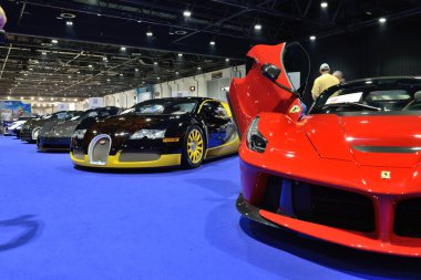 Dubai, Birleşik Arap Emirlikleri - 18 Kasım: Ferrari Laferrari spor otomobil Boulevard of Dreams Dubai Motor Show 2017 üzerinde 18 Kasım 2017 açıktır 
