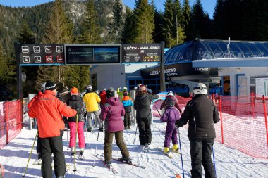 Jasna, Slovakya - 22 Ocak: Kayakçı ve Jasna düşük Tatras Lucky-Vyhliadka teleferik istasyonu. 22 Ocak 2017 Jasna, Slovakya pistes 49 km ile en büyük kayak merkezi Slovakya açıktır