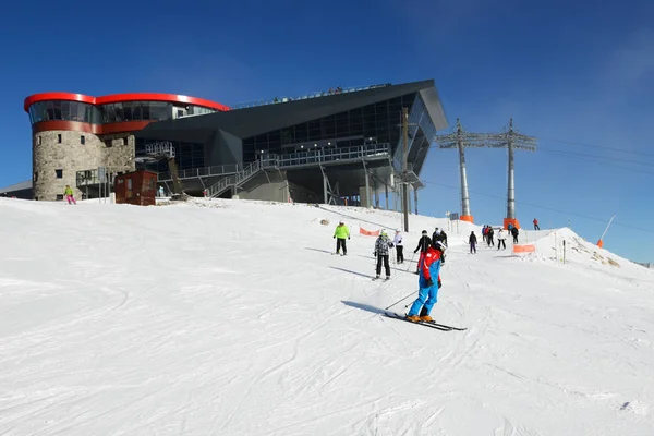 Yamaç Yakın Teleferik Istasyonu Jasna Düşük Tatras Slovakya Chopok Kayakçılar — Stok fotoğraf