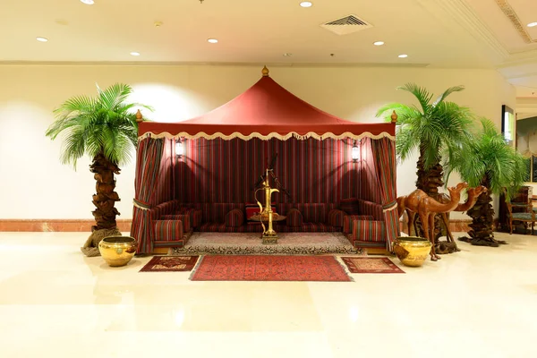 在夜间照明 阿治曼 阿联酋的豪华酒店大堂装潢 — 图库照片