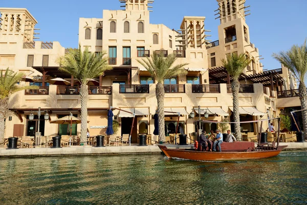 阿拉伯联合酋长国 朱美拉酒店露天市场和游客游泳阿布拉船上的看法 朱美拉酒店会在迪拜 阿拉伯联合酋长国在 2013 日中包含两个酒店和集群 阿拉伯文民居 — 图库照片