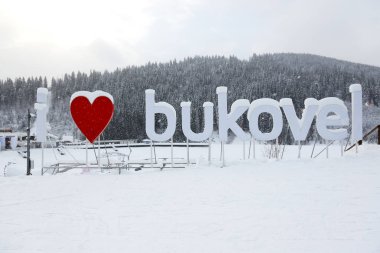 BUKOVEL, UKRAINE - 25 ARALIK: Bukovel kayak merkezindeki fotoğraf alanı. 25 Aralık 2018 tarihinde Bukovel, Ukrayna 'da 68 km pisti bulunan Ukrayna' nın en büyük kayak merkezidir.