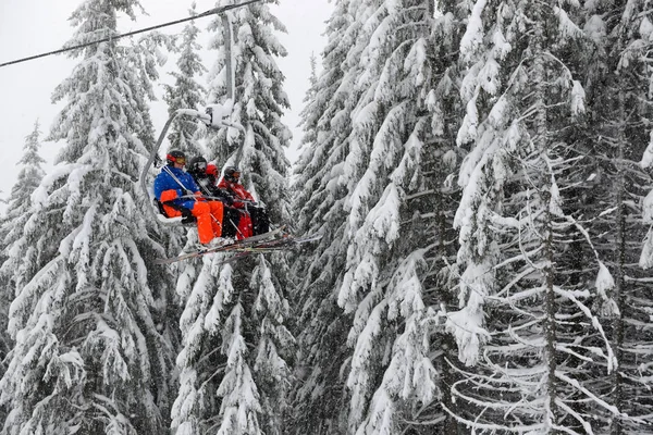 Bukovel Ukraine Aralik Kayakçılar Bukovel Kayak Merkezinde Bir Kablo Üzerinde — Stok fotoğraf