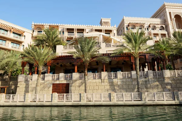 迪拜，阿拉伯联合酋长国-9 月 9 日： 集市朱美拉视图。朱美拉酒店会在迪拜，阿拉伯联合酋长国在 2013 年 9 月 9 日中包含两个酒店和集群 29 阿拉伯文民居 — 图库照片