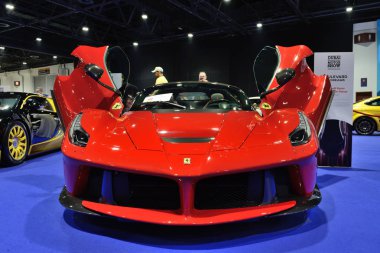 Dubai, Birleşik Arap Emirlikleri - 18 Kasım: Ferrari Laferrari spor otomobil Boulevard of Dreams Dubai Motor Show 2017 üzerinde 18 Kasım 2017 açıktır 