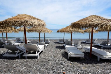 santorini Island, Yunanistan siyah volkanik taşlarla beach